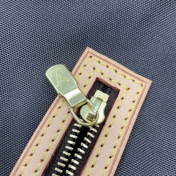 Authentic Louis Vuitton garment bag - Picture 16 of 17